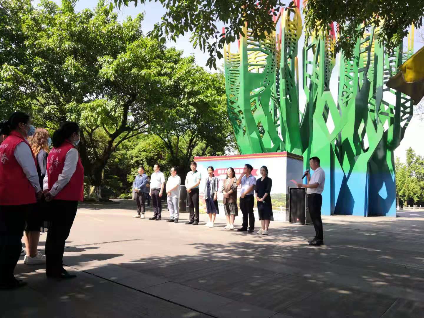 初夏微风起,携友游园去