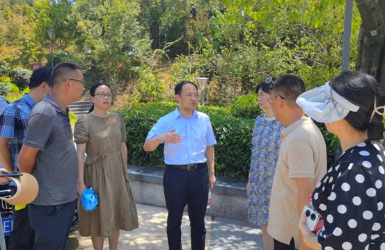 渝中区副区长罗毅莅临视察虎头岩公园抗旱及森林防火工作