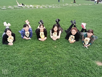 草坪踏春行
