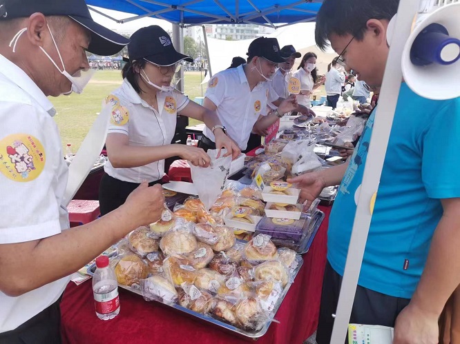 东森餐饮积极参与学雷锋爱公益活动